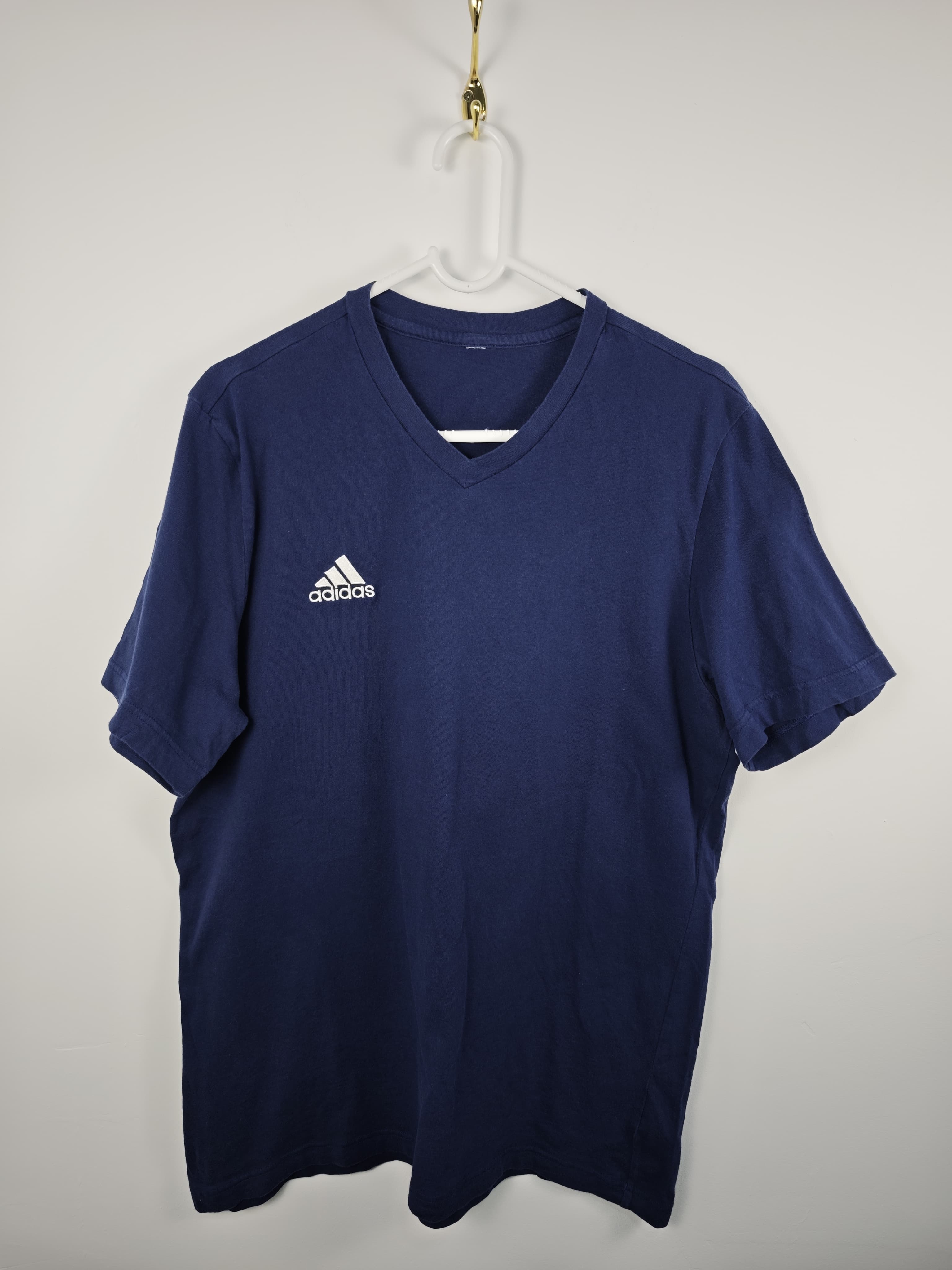 Camiseta Adidas Azul Marino con Cuello en Pico y Logotipo Bordado - Talla L