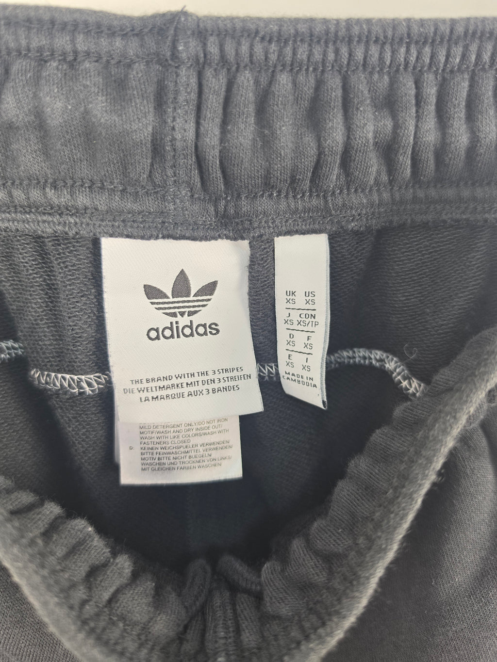 Pantalón Corto Adidas Essentials - Negro/Blanco - Talla XS - Buen Estado
