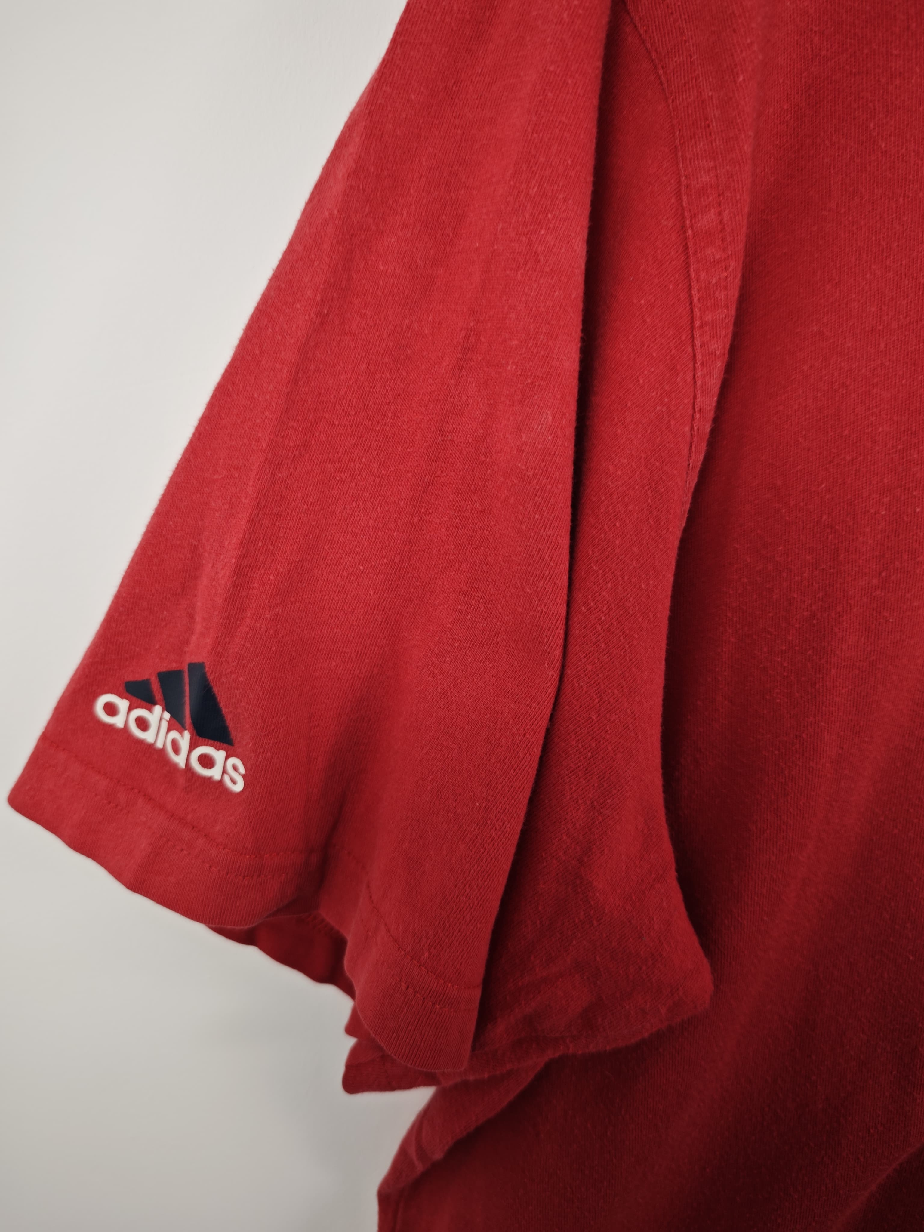 Camiseta Adidas Vintage Roja con Logotipo Frontal Ovalado en Degradado - Talla XL