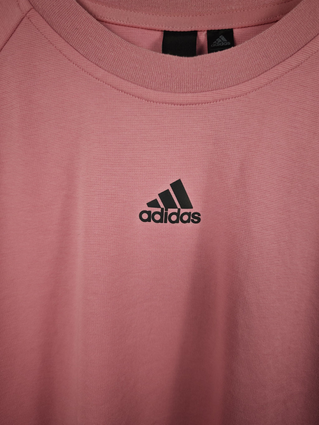 Camiseta Adidas Aeroready Rosa Pastel con Logo Central y Tres Rayas en Espalda - Talla M