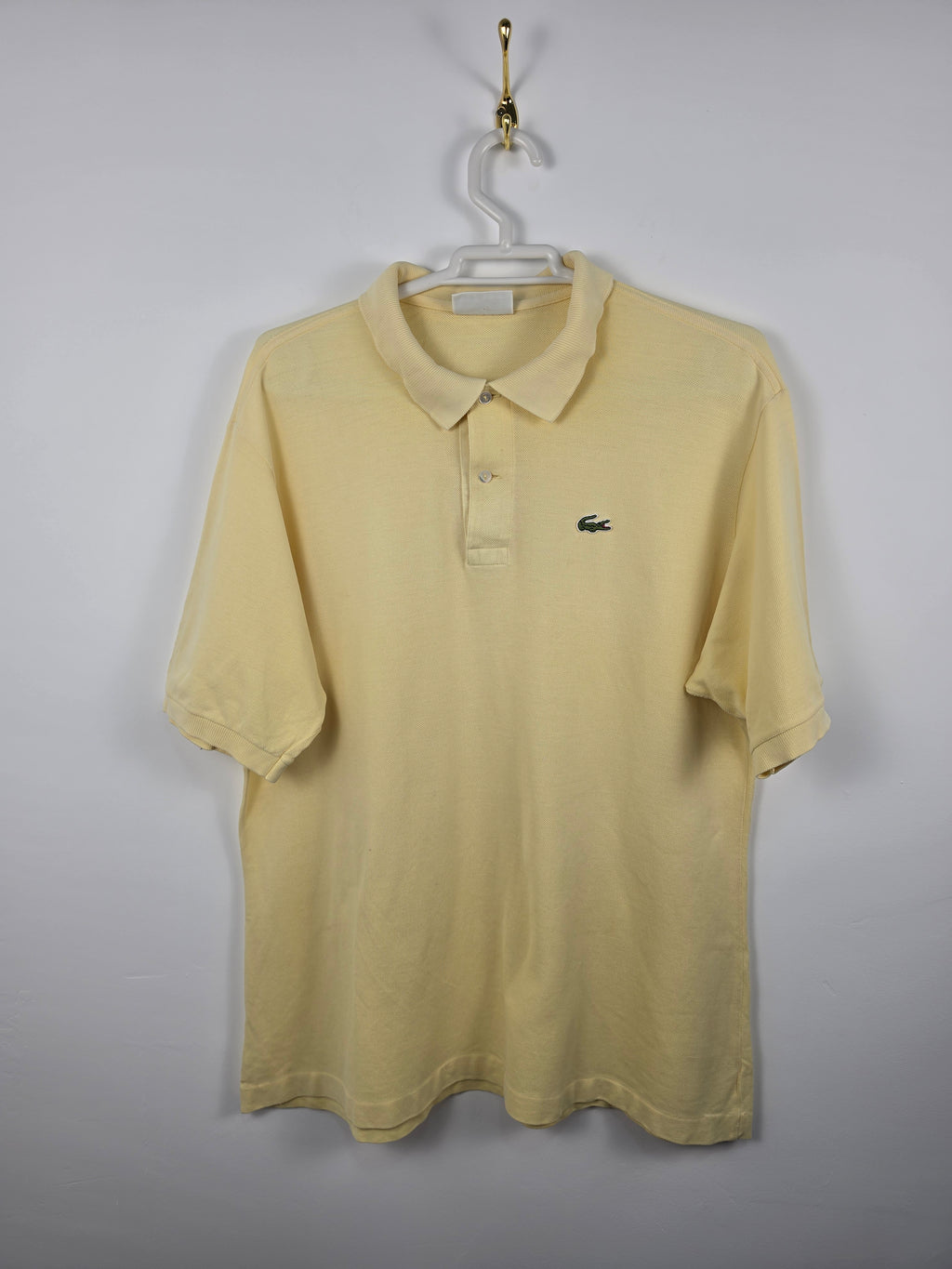 Polo Clásico Lacoste Amarillo Claro - Talla 7 (XXL) - Grado C (61x73) - Con Arreglo